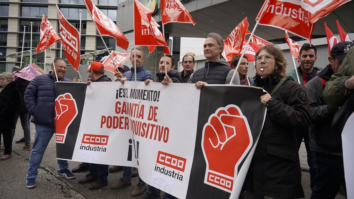 Concentracin de los y las representantes de CCOO ante la sede de Iberdrola. Foto de archivo