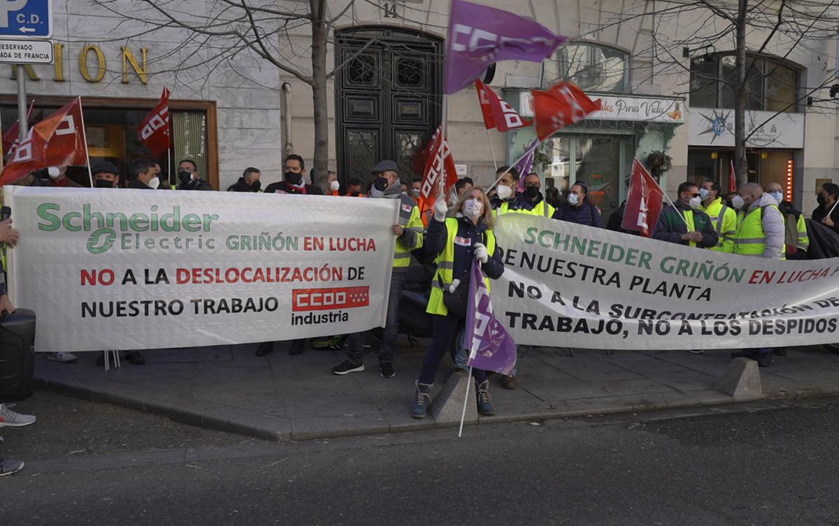 Las trabajadoras y trabajadores de Schneider Griñón concentradas frente a la embajada francesa el pasado 20 de enero 2022