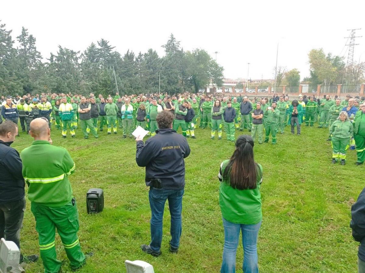 Concentracin plantilla de John Deere en apoyo a los afectados por la DANA