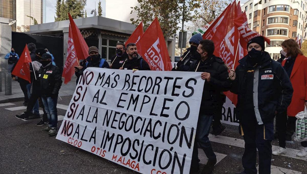 Manifestación trabajadores y trabajadoras de OTIS el 1 de diciembre de 2021 por un convenio digno