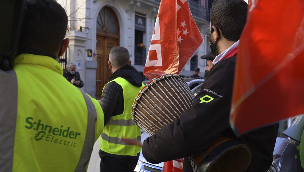 Trabajadores y trabajadoras de Schneider concentradas frente a la Embajada de Francia el pasado 20 de enero de 2022