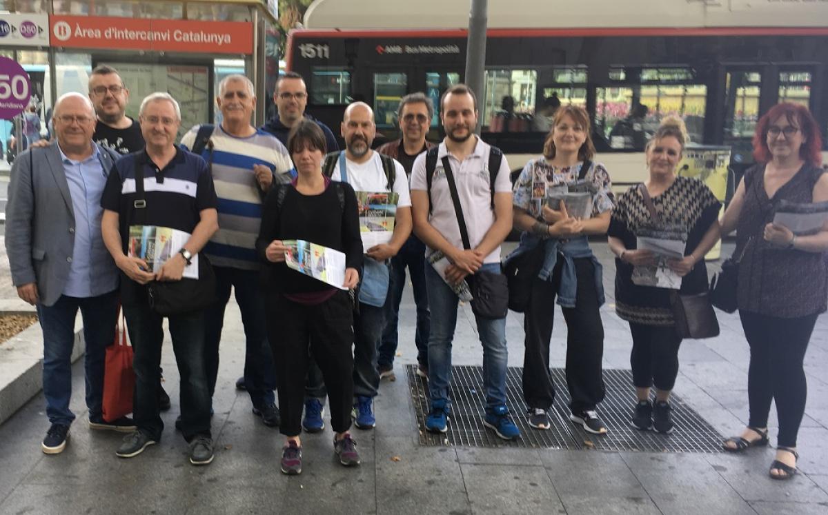 Reparto de dpticos informativos por el centro de Barcelona